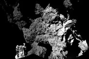 La imagen fue creada a partir de las dos primeras imágenes de CIVA del modulo Philae que confirma el aterrizaje en la superficie del cometa