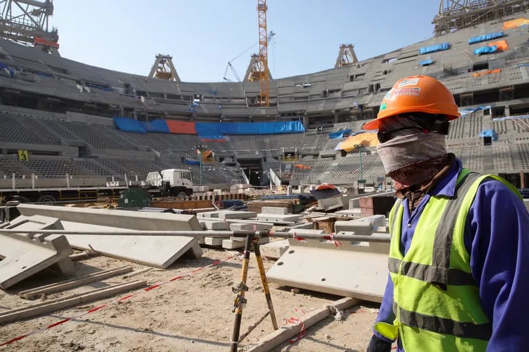 La dura respuesta del gobierno de Qatar a los trabajadores de los estadios  para el Mundial - LA NACION
