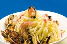 Spaghetti, mejillones y vegetales ahumados