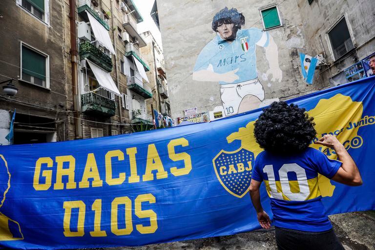 Nápoles, como si fuera La Boca: murales y camisetas en la ciudad que ama a Maradona