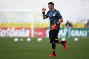 Emiliano Martinez de Argentina se calienta antes de un partido entre Brasil y Argentina como parte de los Clasificatorios Sudamericanos para Qatar 2022 en el Arena Corinthians el 05 de septiembre de 2021 en Sao Paulo, Brasil.
