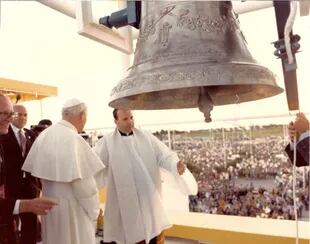 El Papa Juan Pablo II escuchó una campana de San Carlos durante su visita a la ciudad de Paraná.