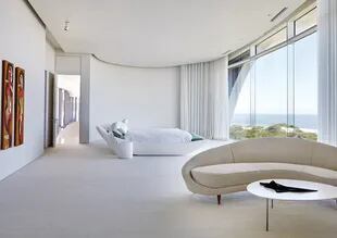 La cama diseñada por los arquitectos tiene poca, pero selecta compañía: el sofá curvo ‘Coma’, diseño icónico de Ico Parisi, y los grabados en madera del artista sudafricano Cecil Skotnes.