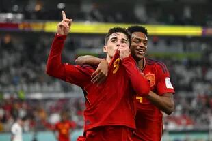 Gavi, de España celebra con Alejandro Balde después de marcar el quinto gol de su equipo durante el partido del Grupo E del Mundial Qatar 2022