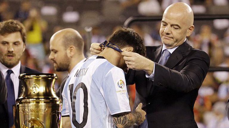 Messi recibiendo la medalla de Infantino en la última Copa América