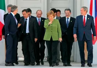 Una vecchia foto di famiglia, durante il vertice del G7 del 2007: Merkel e Putin alle spalle, poi i vertici delle altre potenze