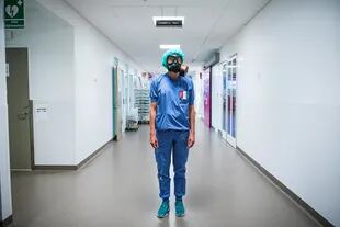 Karin Hildebrand, médico en una unidad de cuidados intensivos (UCI) en el hospital Sodersjukhuset de Estocolmo, es fotografiado con una máscara facial protectora el 11 de junio de 2020
