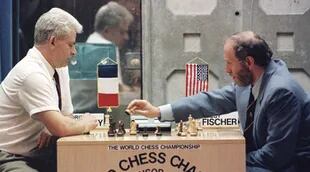 Con menos brillo que el mostrado 20 años antes, Fischer ganó aquella serie de septiembre de 1992 en Montenegro y Serbia, partes de una Yugoslavia que se desmembraba en medio de una guerra; la prohibición de Estados Unidos a que participara y su pedido de extradición hicieron que Fischer nunca volviera a su país.