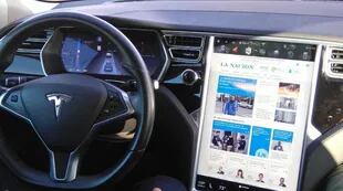 Un Tesla, el auto eléctrico y autónomo