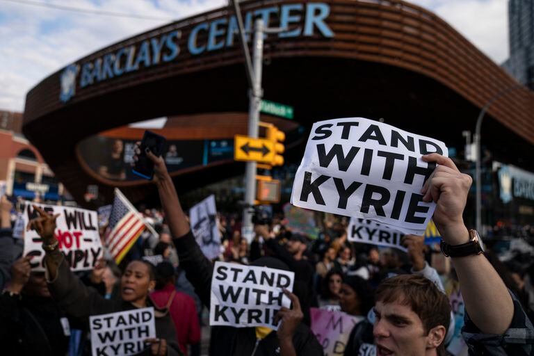 Manifestantes antivacunas respaldan a Kyrie Irving, de los Nets, de Brooklyn, por el rechazo a las inyecciones contra el coronavirus