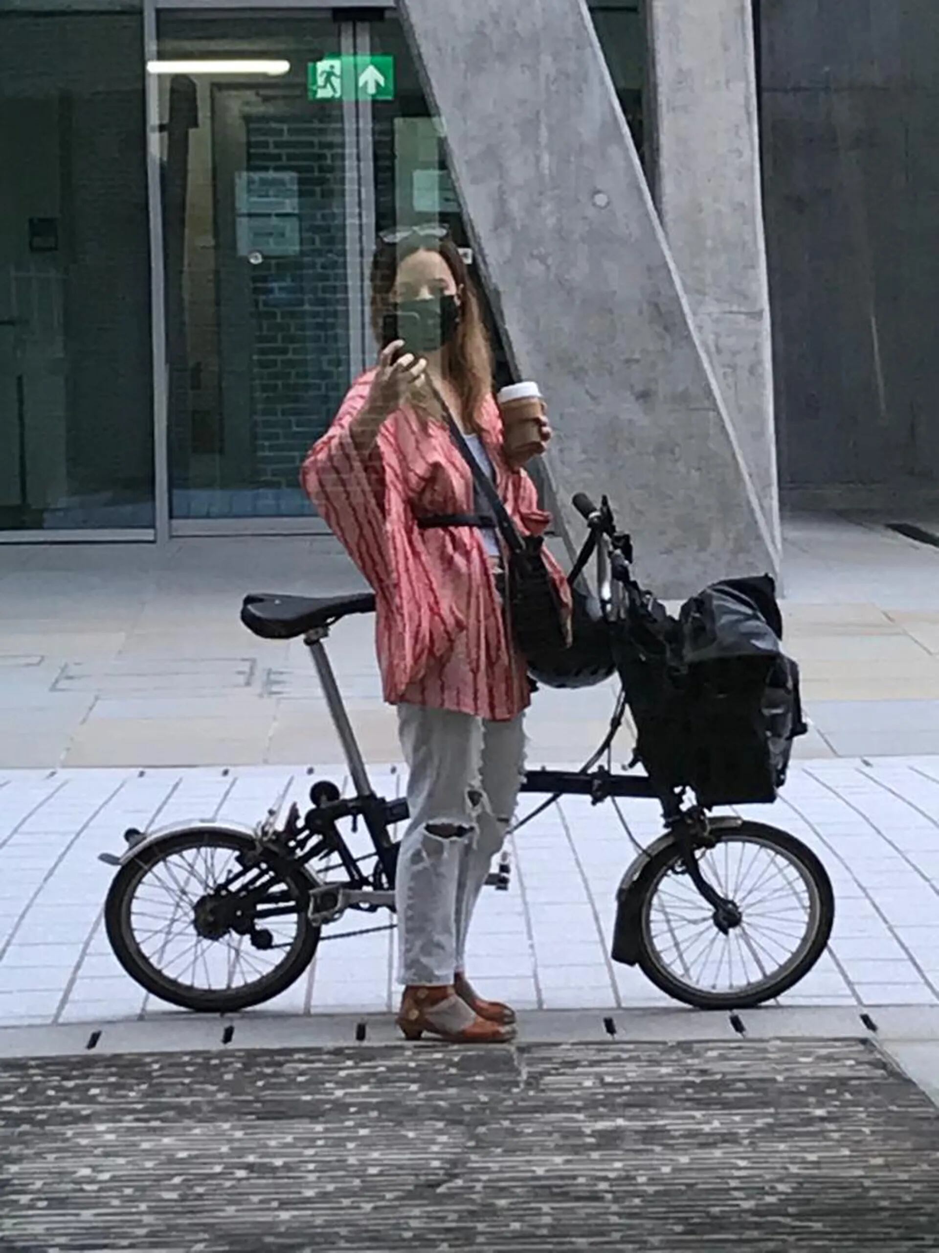Verónica Potocko y su bicicleta, el transporte que utiliza en Londres para ir -y volver- cada día a la oficina.