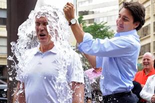 Justin Trudeau le tira el balde de agua helada a Sean Casey en Edmonton, en 2014