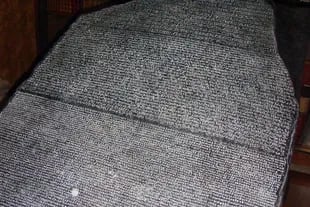La Piedra Rosetta contiene tres tipos diferentes de escritura