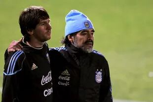 Maradona y Messi juntos en Sudáfrica 2010, donde Messi disputó un partido como capitán