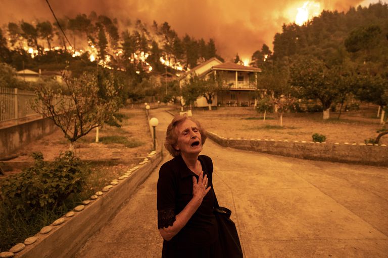 Los incendios en la isla de Evia, en Grecia. (Konstantinos Tsakalidis/Bloomberg via Getty Images)
