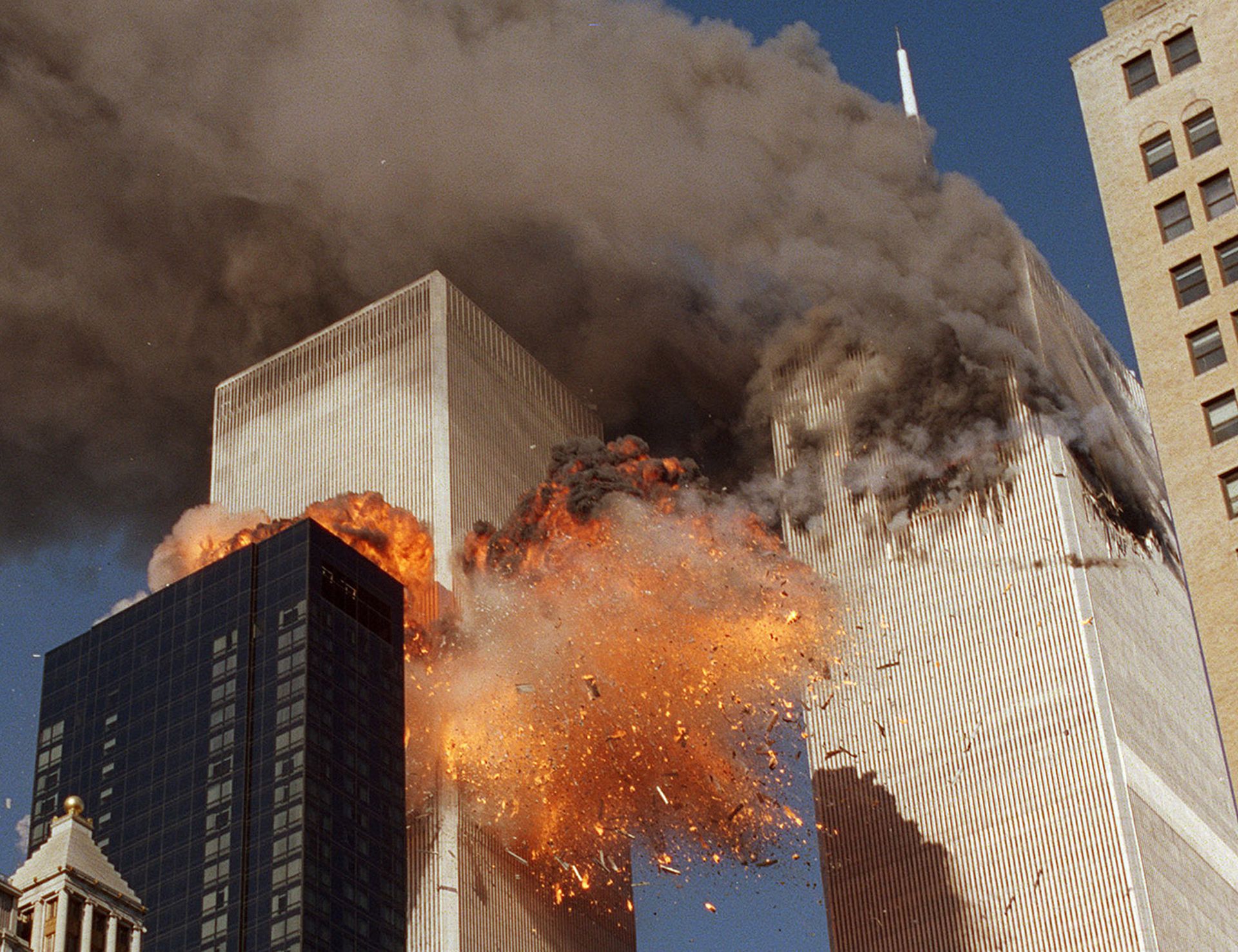 El humo sale de una de las torres del World Trade Center y las llamas y los escombros explotan desde la segunda torre