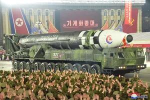 Corea del Norte exhibió la mayor cantidad de misiles nucleares jamás visto en un desfile nocturno