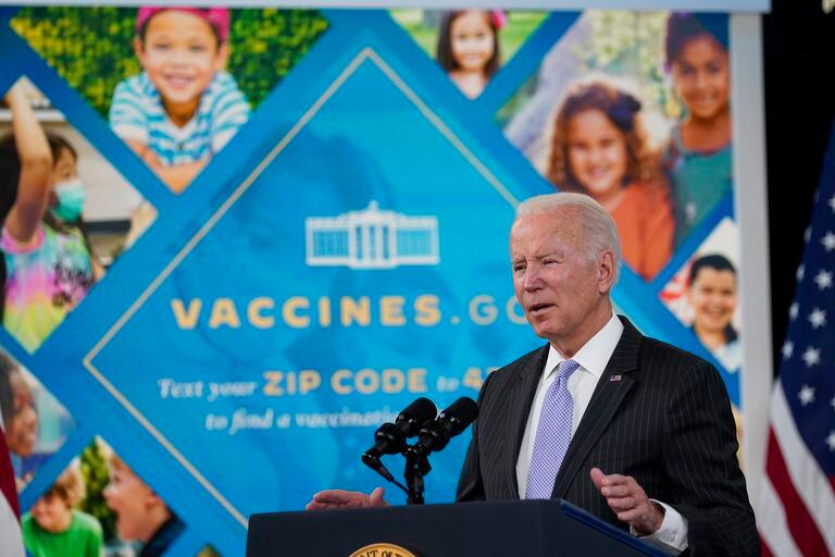 El presidente Joe Biden habla sobre la recién aprobada vacuna contra el COVID-19 para niños de 5 a 11 años, el miércoles 3 de noviembre de 2021, en el complejo de la Casa Blanca, en Washington. (AP Foto/Susan Walsh, archivo)