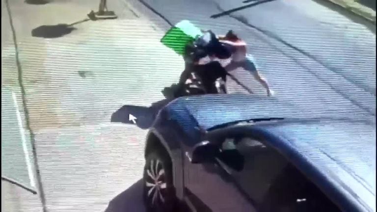 Una joven persiguió a un falso repartidor que le había robado el celular y le volteó la moto