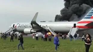 El avión de American Airlines se prende fuego hoy en Chicago