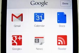 Google presentó en 2004 su webmail Gmail, con 1 GB de capacidad de almacenamiento, y con el paso de los años sumó diversos servicios y funciones