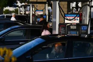 El precio de la nafta regular supera los 5,89 dólares por galón y el combustible premium tiene un precio de más de 6 dólares por galón en una estación afuera de una tienda Costco Wholesale Corp. en Hawthorne, California. (Photo by Patrick T. FALLON / AFP)
