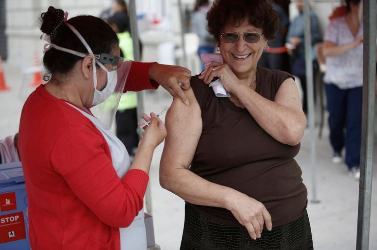 Coronavirus: largas filas en la calle para darse la vacuna antigripal en Mar del Plata