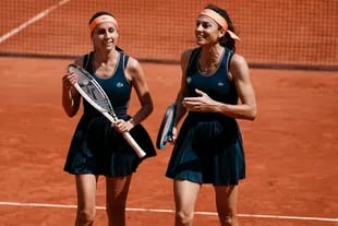Gisela Dulko y Gaby Sabatini jugando el torneo de leyendas de Roland Garros. 