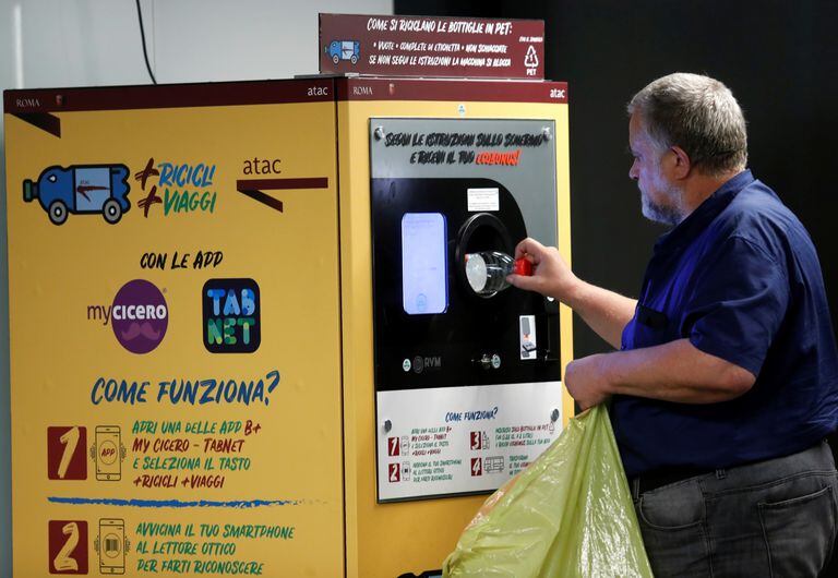 Roma ofrece viajes gratis en metro a cambio de botellas para reciclar