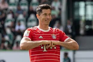 Robert Lewandowski celebra un tanto con la camiseta de Bayern Munich; la prensa europea informa que su agente ya negoció un contrato de tres años (y menos dinero) con Barcelona, ​​de España