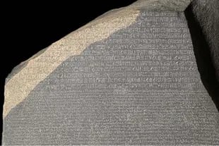 Descifar los cartuchos de la piedra Rosetta fue vital para entender el significado de los jeroglíficos egipcios.