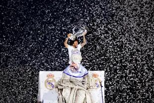 Marcelo festeja con el trofeo de la Champions en la Plaza de Cibeles, Madrid.