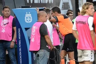 El árbitro Pablo Echavarría revisa la acción que desencadenará en el penal para la victoria de Racing