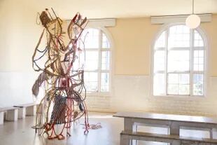 Escultura textil de Alejandra Mizrahi, ganadora de una mención en el Premio Braque