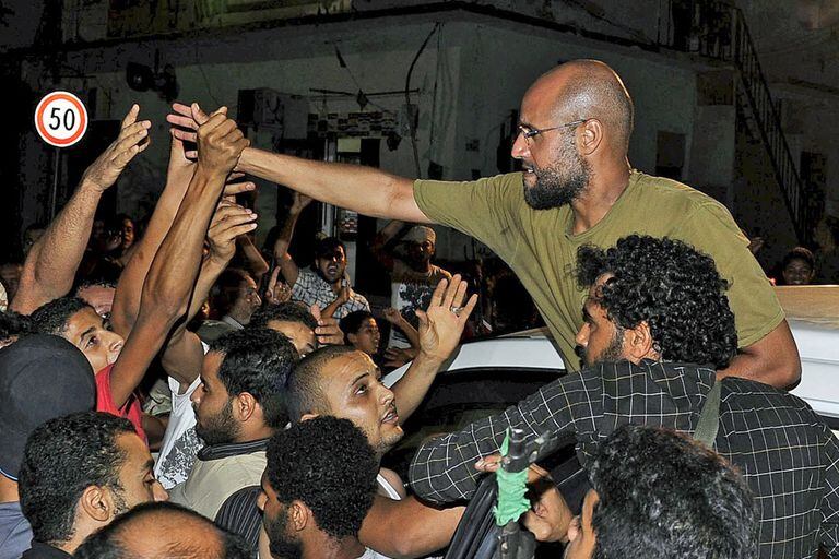 El hijo de Khadafy, junto a seguidores en 2011