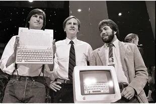 Steve Jobs, John Sculley y Steve Wozniak en 1984, con una Apple IIc