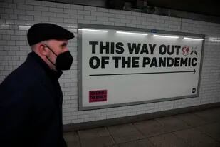 Un hombre con mascarilla para protegerse del coronavirus camina por una estación del tren subterráneo en Londres, el 27 de enero de 2022