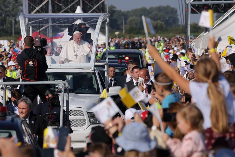 El Papa Francisco monta su móvil del Papa a través de una multitud de peregrinos antes de celebrar una misa al aire libre el 15 de septiembre de 2021 en Sastin, Eslovaquia
