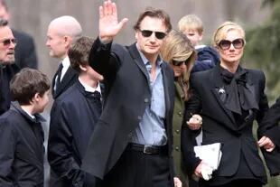 Liam Neeson, sus hijos y Joely, hermana de Natasha Richardson, en el funeral de la querida actriz