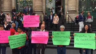 Mayela Delgadillo (primera desde derecha) ha liderado campañas de defensa del espacio urbano social y la vivienda (Crédito: Mayela Delgadillo/BBC Mundo)