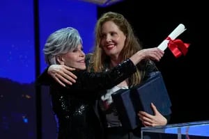 Desde el escenario, Jane Fonda le tiró su premio por la cabeza a la ganadora de la Palma de Oro