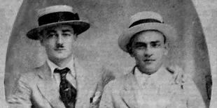 William Knox Martin (quien protagonizó el primer sobrevuelo en Bogotá) junto a Julio Mario Santo Domingo, 1919. FOTO: Archivo particular publicado en el Blog de GHNB.