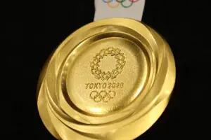 La historia de la mujer que encontró una medalla olímpica de oro en la basura y la devolvió