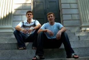 Mark Zuckerberg creó Facebook junto a Dustin Moscovitz (a la izda. en la imagen) y tres amigos más. Greenspan siente que le traicionó