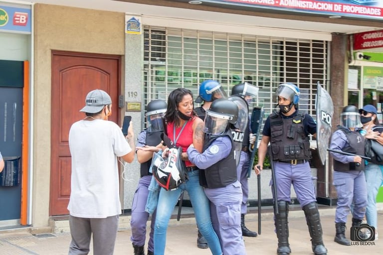 Una mujer es trasladada por la policía durante las últimas protestas en la capital formoseña