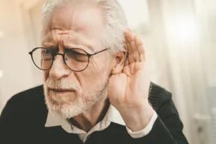 El cuidado de la audición es uno de los pasos recomendados para reducir el riesgo de demencia.