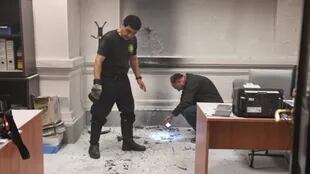 Un manifestante arrojó una bomba molotov al edifico del Senado bonaerense, en La Plata