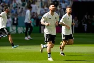 Messi en la entrada en calor del partido ante Arabia Saudita en el estadio Lusail