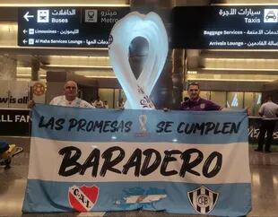 Lautaro Iparraguirre -derecha- viajó con su papá, Eduardo, al Mundial Qatar 2022, tal prometió mientras luchaba con el cáncer