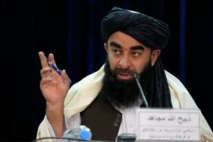 Zabiula Mujahid, vocero del gobierno talibán, en conferencia de prensa en Kabul el 27 de febrero del 2022. (Foto AP/Hussein Malla)